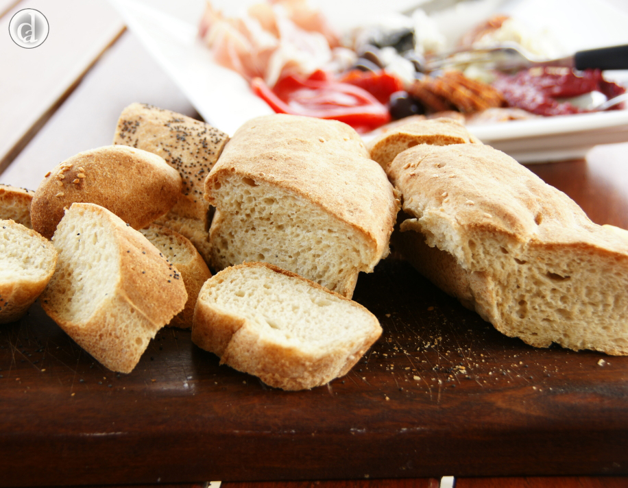 Mixed size baguette slices