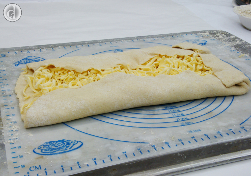 Folding in the edges glutenfreecroissant1400011