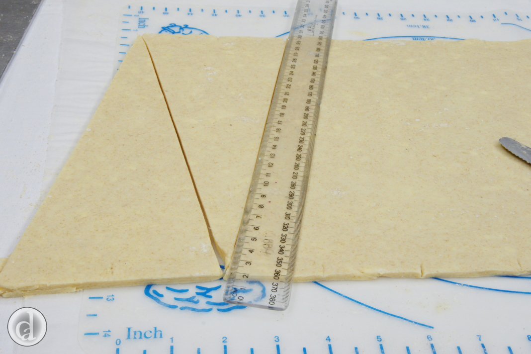 Cutting out dough triangles glutenfreecroissant2900011
