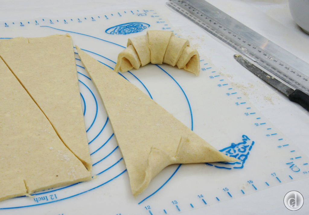 Rolling up the dough glutenfreecroissant3100011