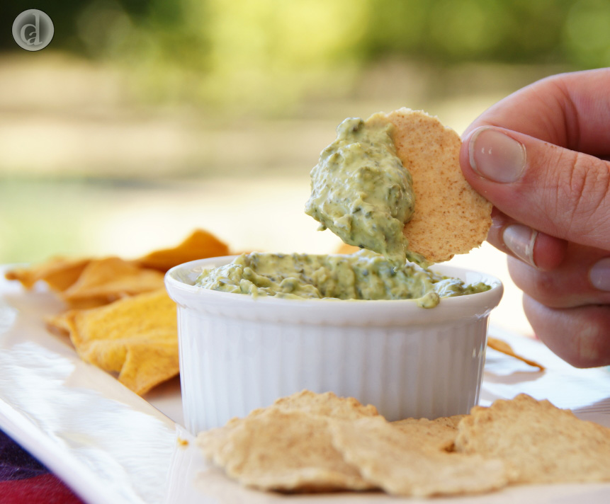 Plain crackers with spinach dip